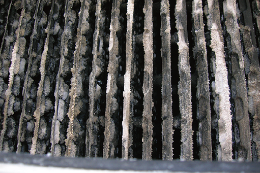 磷酸鈣水垢外觀，呈膜狀覆蓋在金屬表面